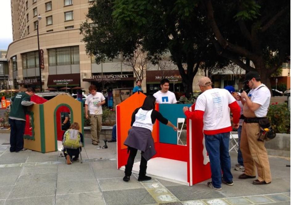 NetApp volunteers build a playhouse for “Christmas in the Park”